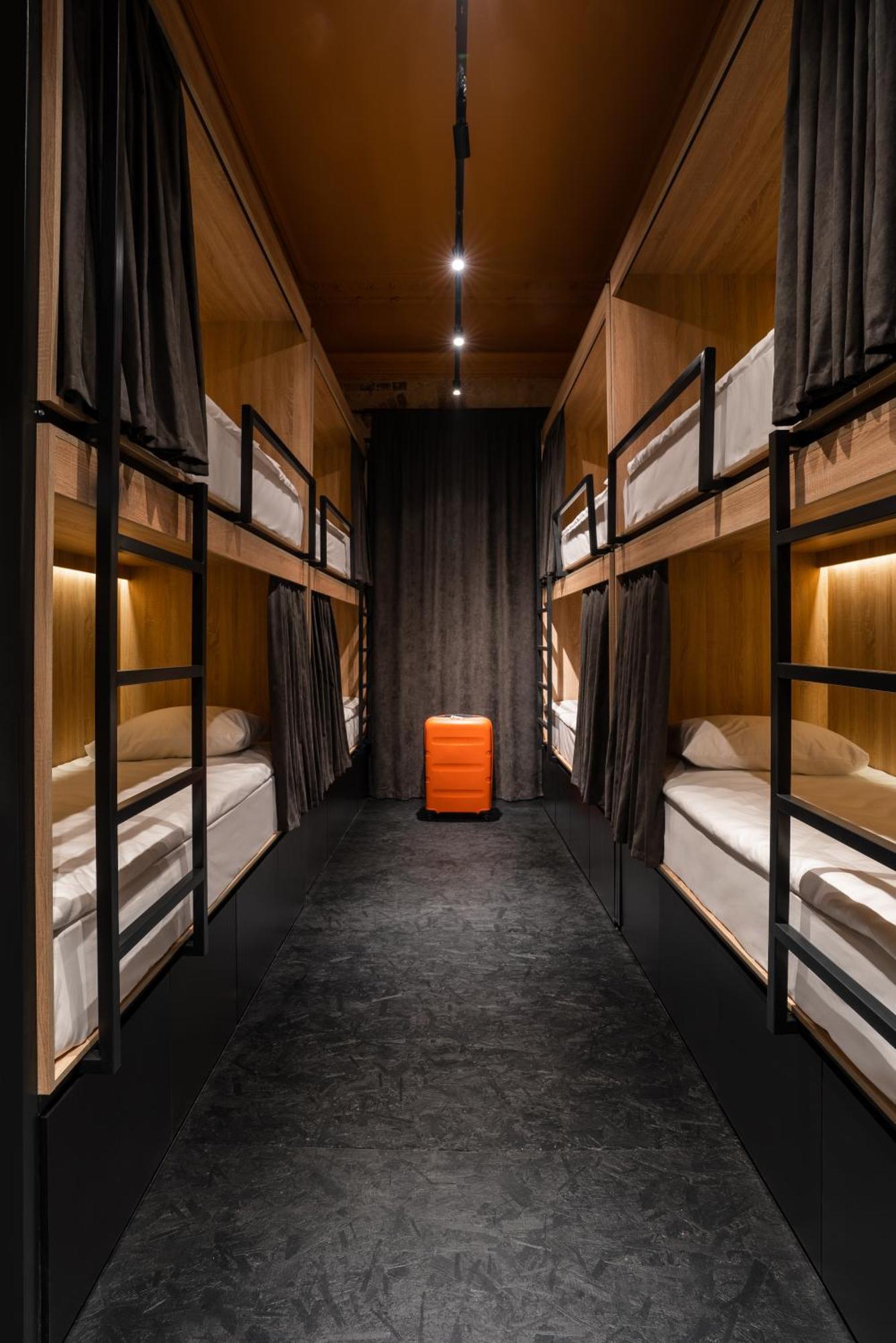 Globe Runner Hostel *